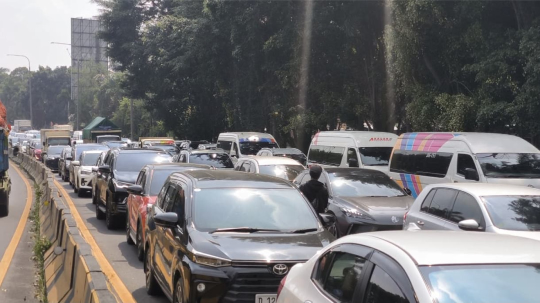 Pintu Keluar Tol Pasteur Padat, Arus Masuk Bandung Dipenuhi Kendaraan Luar Kota