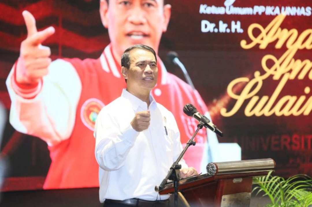 Aklamasi Pimpin IKA Unhas, Mentan Amran Sumbang Rp1 Miliar untuk Anak Yatim 