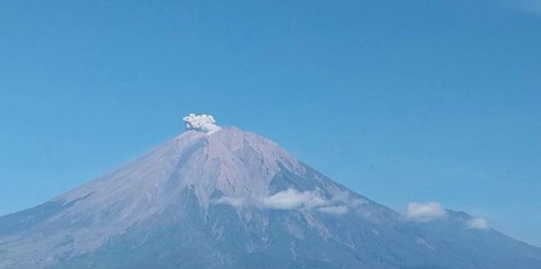 Gunung Semeru Erupsi Tiga Kali dalam Sehari, Kolom Letusan Capai 1.200 Meter
