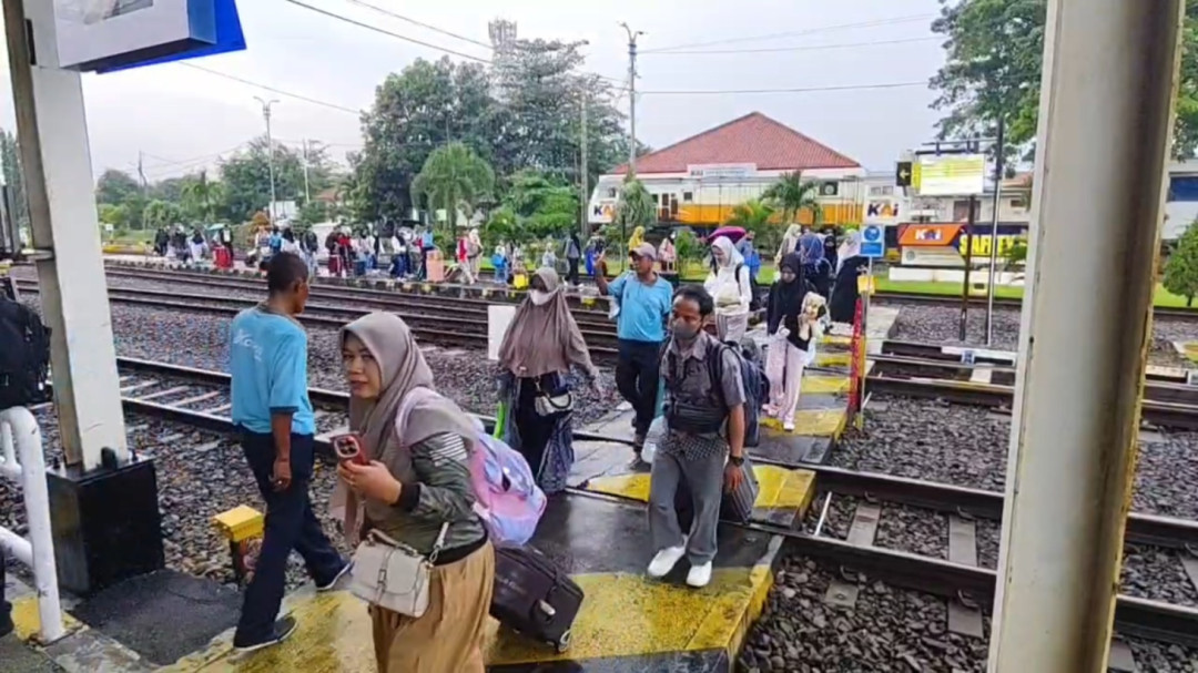 Ribuan Pemudik Kereta Api Membludak di Stasiun Cirebon pada H-7 Lebaran