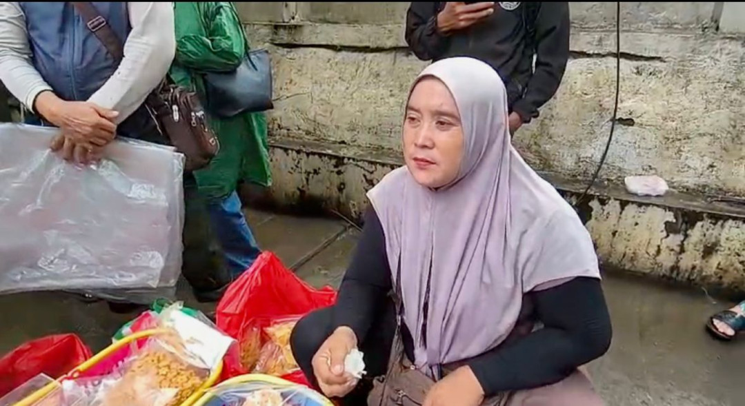 Kisah Winarsi: Ibu Tangguh Penjual Snack Keliling
