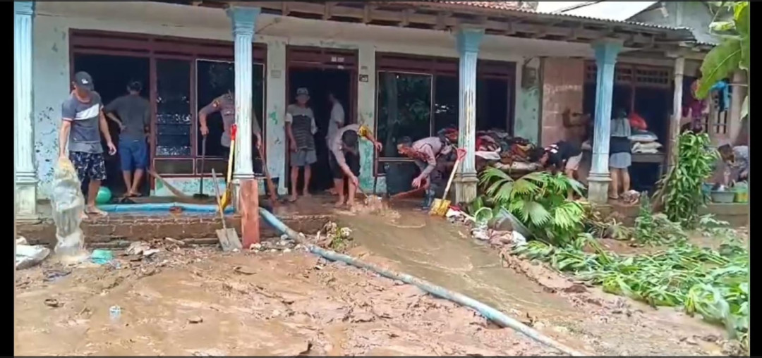 Banjir Bandang Robohkan Dua Rumah Warga di Desa Sambigede, Blitar