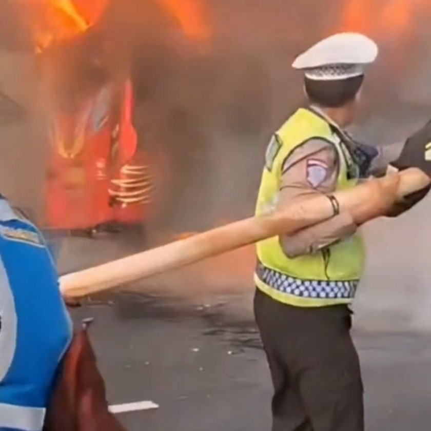 Bus Wisata Tujuan Ziarah Wali Songo Terbakar di Tol Jakarta–Cikampek