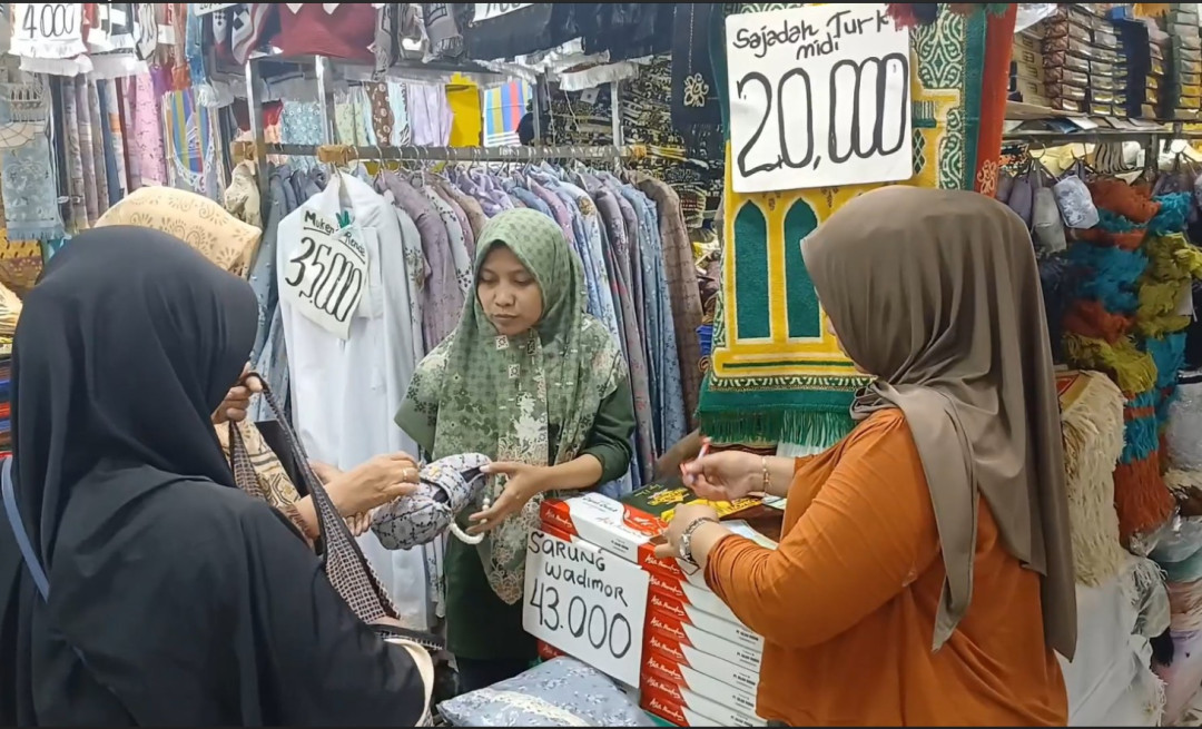 Sajadah dan Mukena Lokal Laris Manis di Pasar Bringharjo
