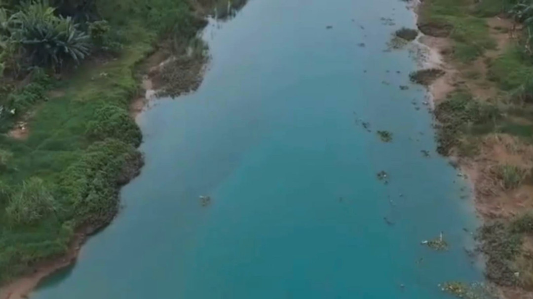 Tercemar Limbah, Sungai Citarum Berubah Warna Biru Kehijauan