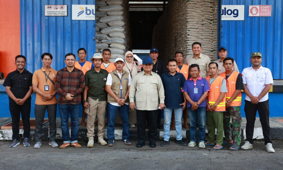 Momen Keakraban Presiden Prabowo Berbaur dan Foto Bersama Karyawan Bulog Magelang