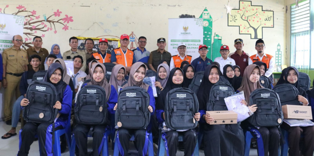BAZNAS Bantu Perlengkapan Sekolah Korban Banjir di Sumatra Barat