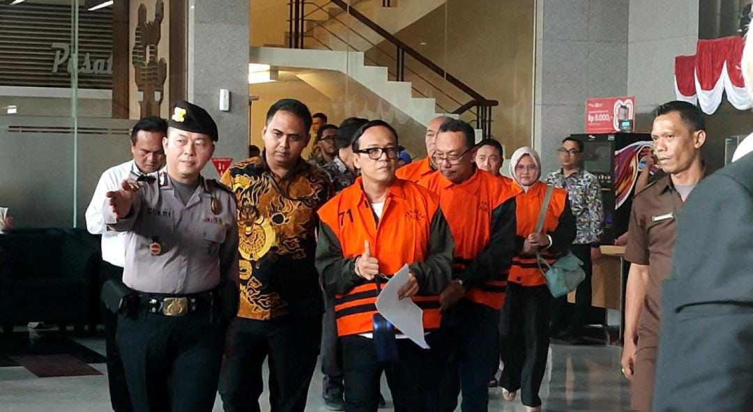 Rompi Oranye KPK Resmi Disandang Wamenaker Immanuel Ebenezer