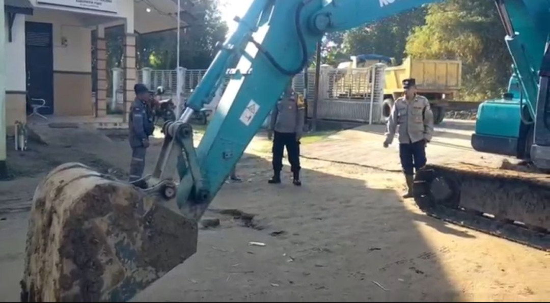 Polres Pidie Bersama Warga Bersihkan Lumpur Banjir, Alat Berat Dikerahkan