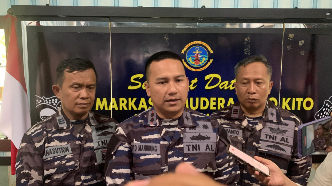 TNI AL Kirim KRI Teluk Cirebon Bantu Warga Pulau Enggano Terdampak Pendangkalan Alur Pelayaran