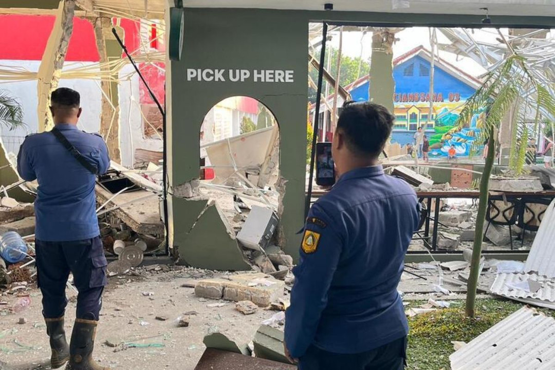 Ledakan Hancurkan Gedung Padel Gunung Putri, SD Terdampak