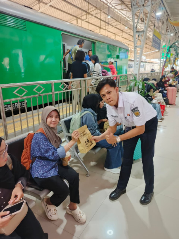 KAI Daop 5 Purwokerto Bagikan 1.700 Takjil Gratis untuk Pemudik