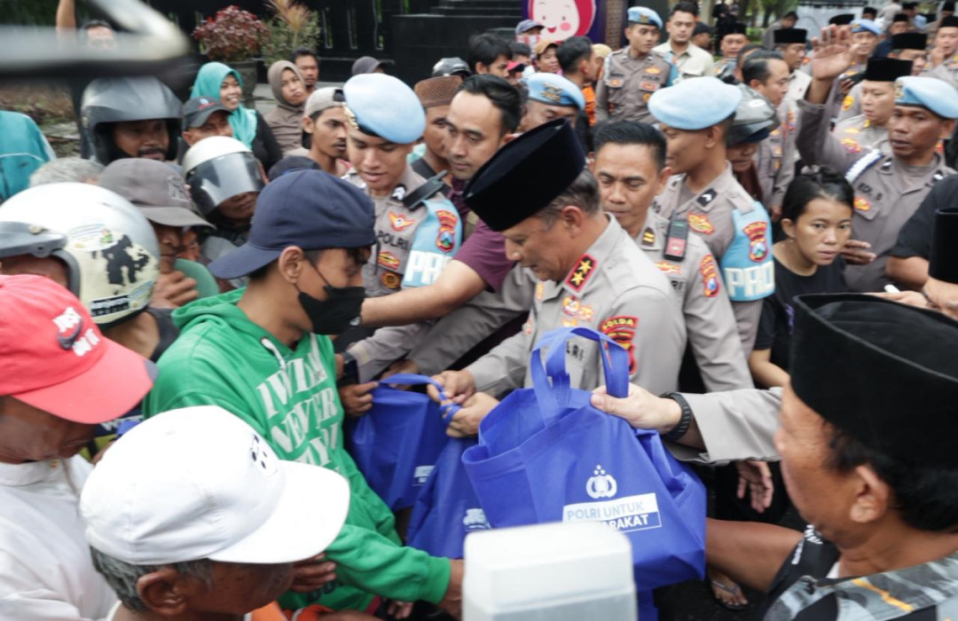Silaturahmi Ramadan, Kapolda Jatim Berbagi Takjil dan Sembako