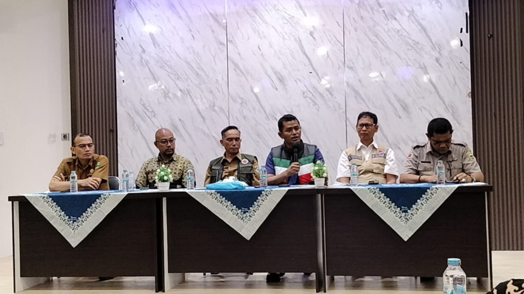 Bupati Solok Serahkan Bantuan Dana Tunggu Hunian untuk 300 Korban Bencana