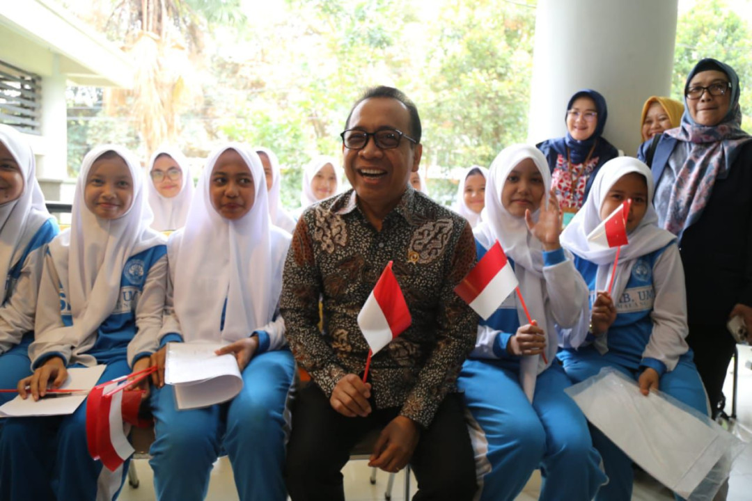 Menko PMK: Anak Indonesia Harus Melek AI dan Bijak Gunakan gadget