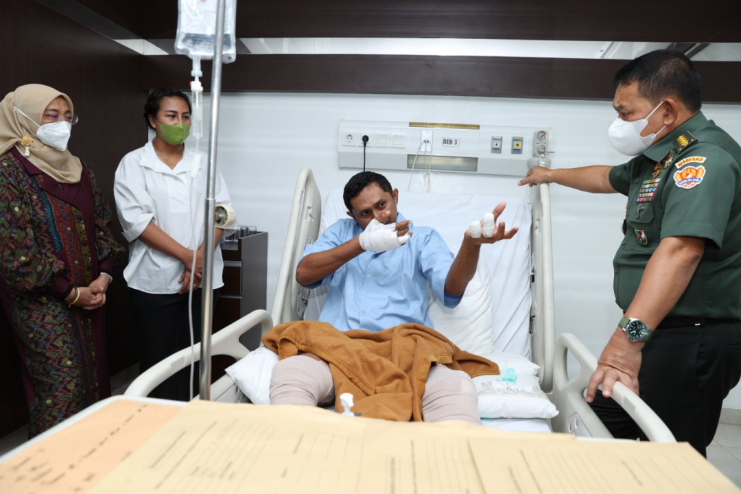 KSAD Dudung Jenguk Prajurit Korban Penyerangan KKB di Yahukimo