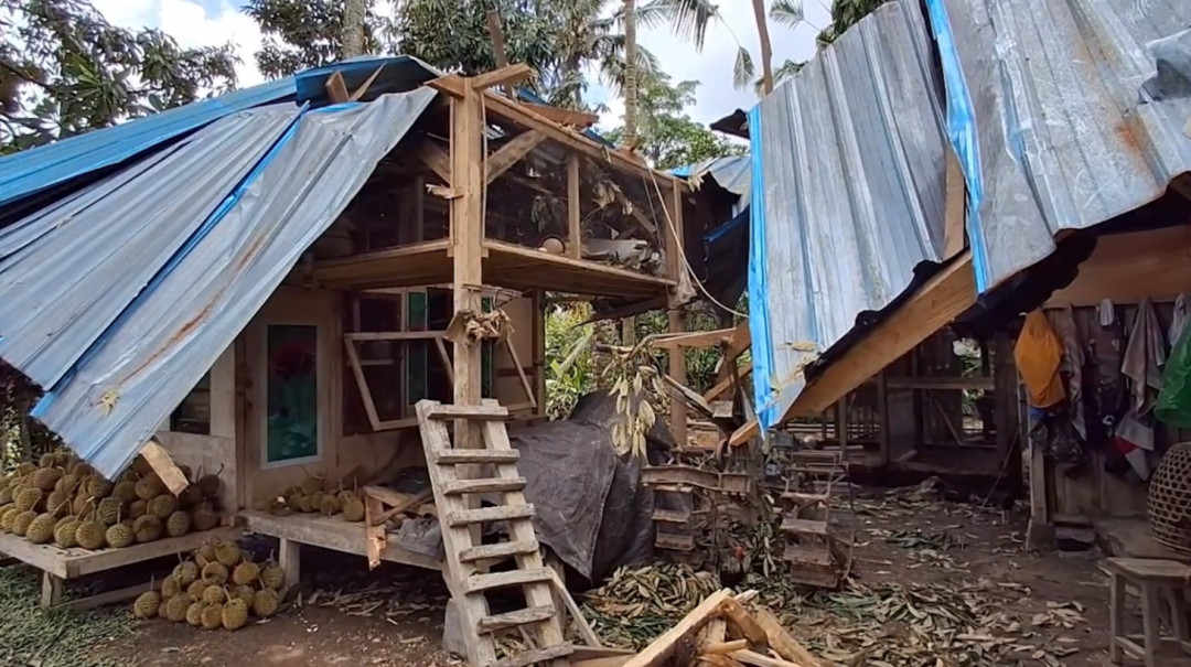 Hujan Deras dan Angin Kencang Rusak Gudang Warga di Bangli
