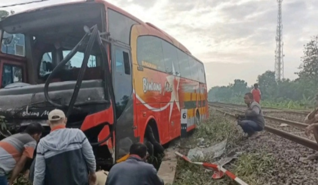 Bus AKDP Tabrak Palang Pintu, Dua Jadwal Perjalanan KA Tertunda