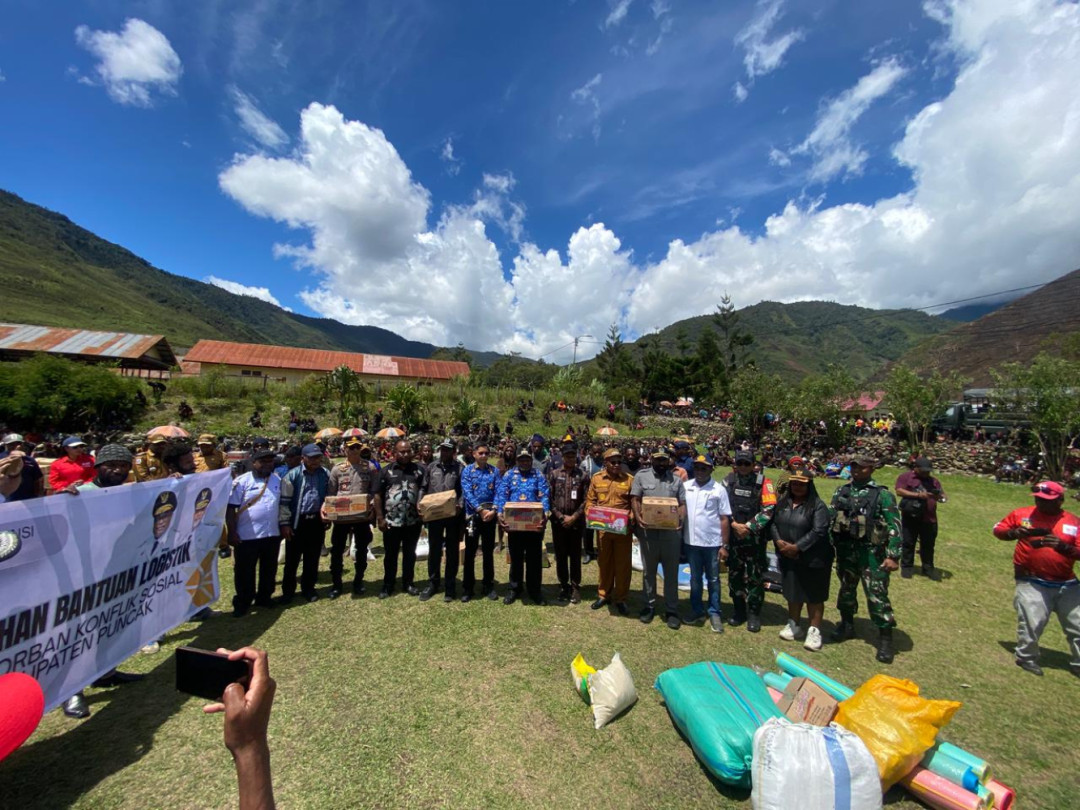 TNI-Polri Kawal Penyaluran Bantuan untuk Pengungsi Kampung Kembru