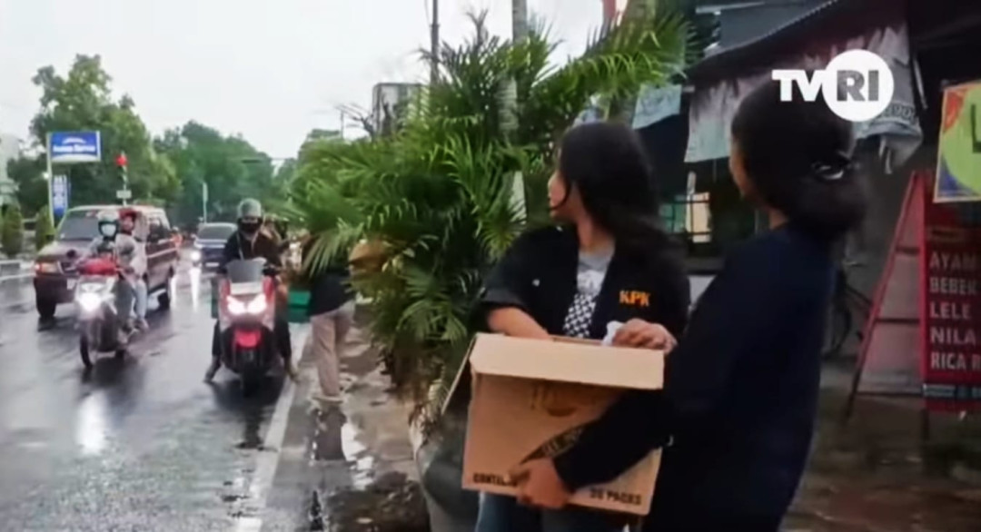 Pelajar Gereja Katolik di Sragen Bagikan Takjil Gratis sebagai Wujud Toleransi Beragama