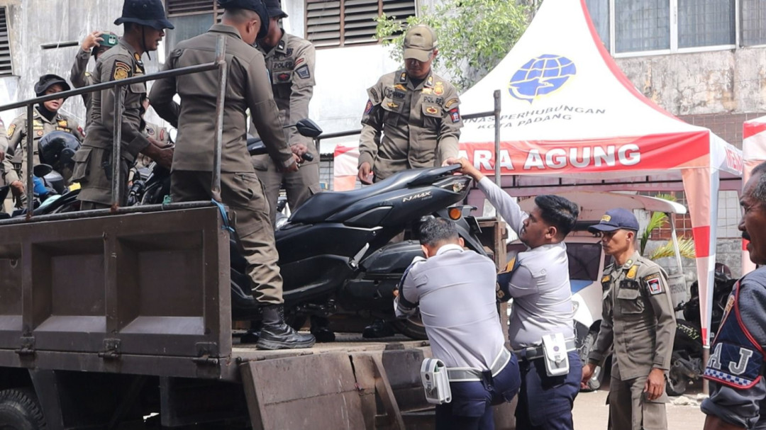 Satpol PP Tertibkan PKL dan Parkir Liar di Pasar Raya Padang