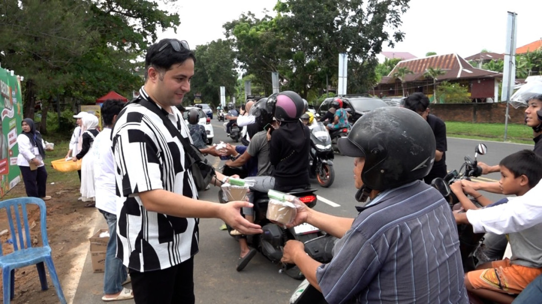 YouTuber Turki, Bekir Onal, Gandeng EO Hompipa Bagikan 500 Paket Takjil di Bengkulu