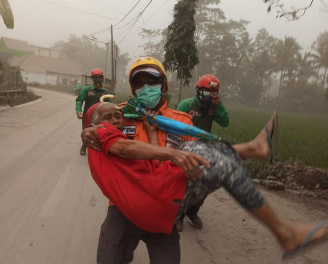Gunung Semeru Erupsi, BNPB: 1.979 Jiwa Mengungsi