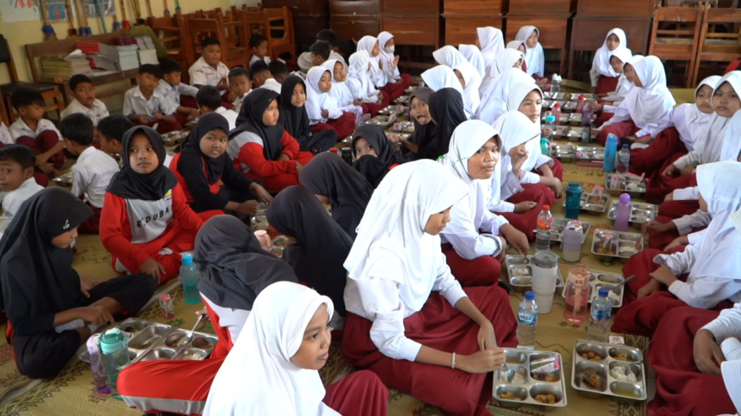 Momen Hari Kartini di SDN 2 Barukan Klaten: Makan Bersama Lesehan dengan Menu MBG