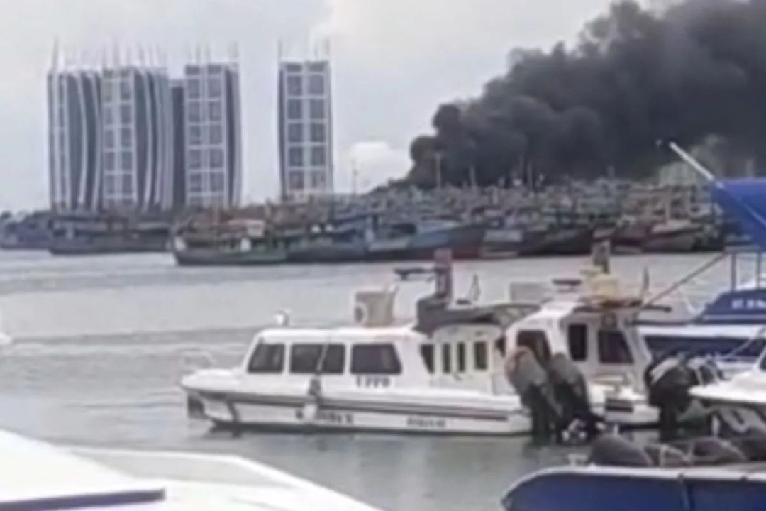 Kapal KM Bintang Sejahtera 1 Terbakar di Dermaga Pluit, Damkar Kerahkan 9 Unit