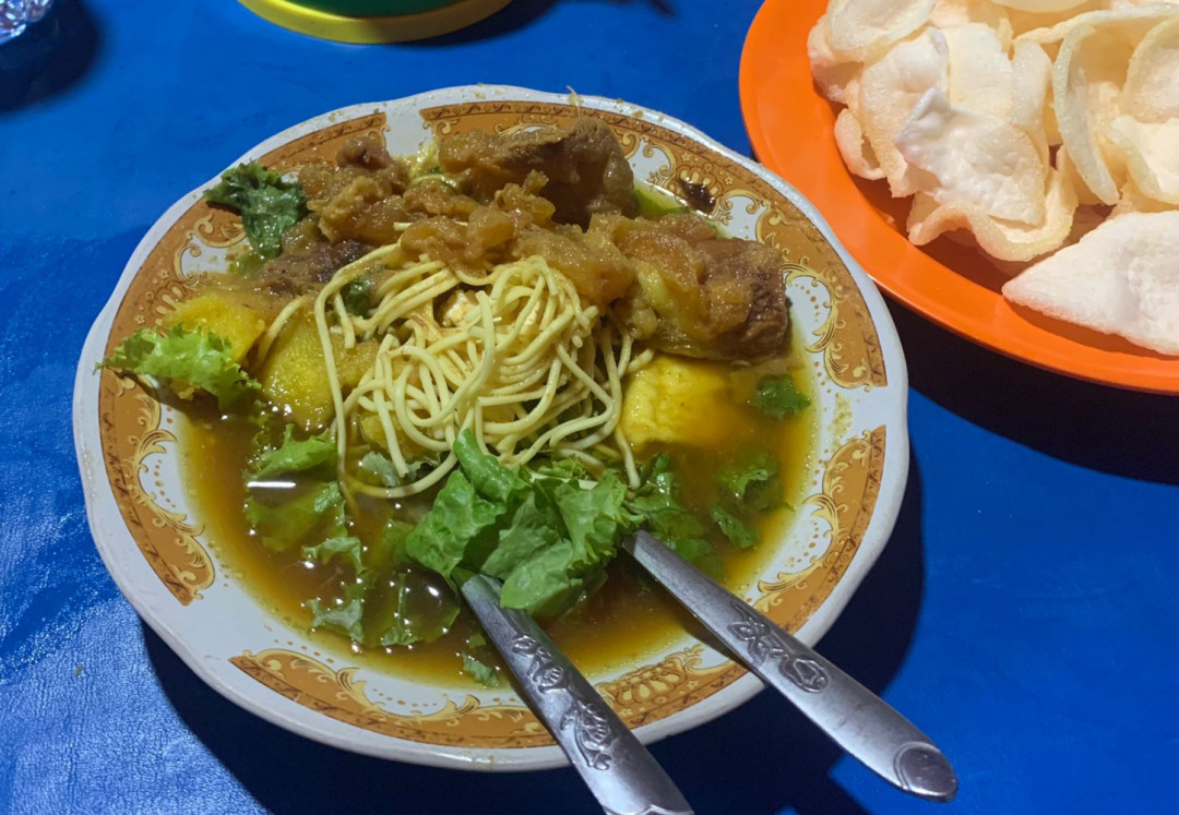 Ngantrinya berjam-jam! Tahu Campur Pak Sadak ini Paling Laris di Kota Surabaya