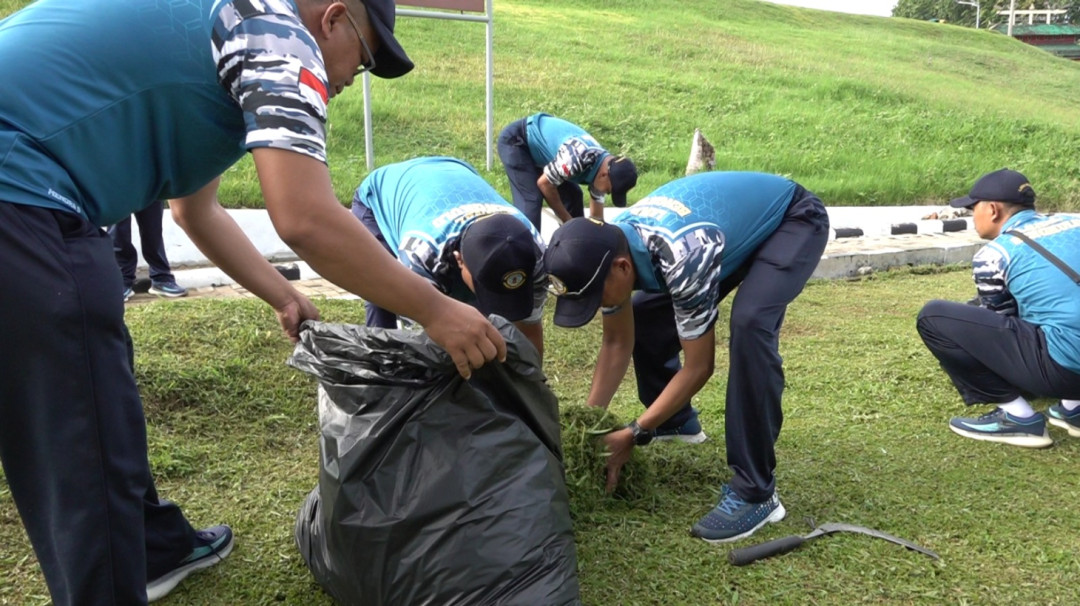 Dukung Promosi Pariwisata, TNI AL Bengkulu Gelar Aksi Bersih-Bersih di Benteng Marlborough