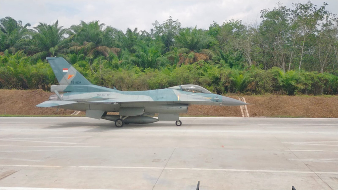 Pertama di Indonesia, Jet TNI AU Mendarat di Tol Lampung