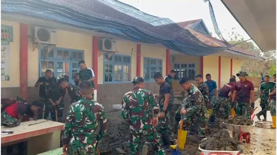 Gotong Royong TNI AD dan Warga Bangun Masjid Darurat di Desa Tetinggi Aceh