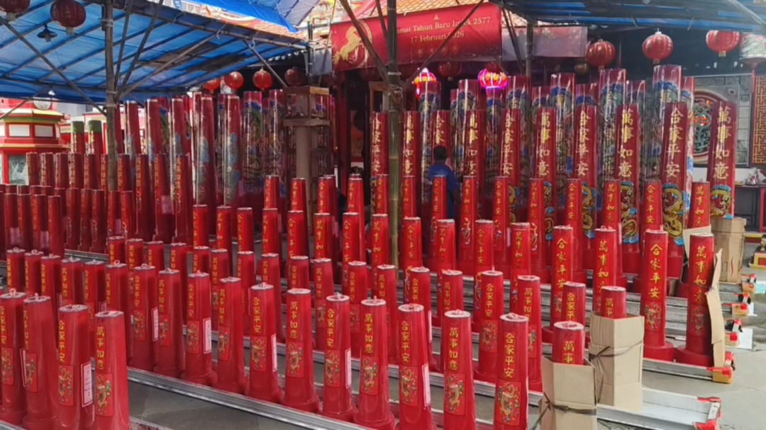 Ratusan Lilin Raksasa Siap Terangi Malam Tahun Baru Imlek 2577 di Cirebon