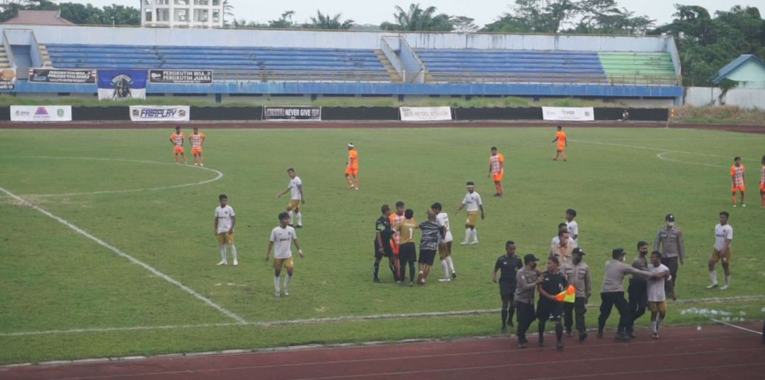Rusuh di Liga 3 zona Kaltim antara Bontang City dan Persisam