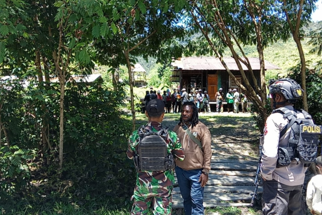 Jenazah Guru SMP di Puncak Jaya Dievakuasi Aparat Gabungan