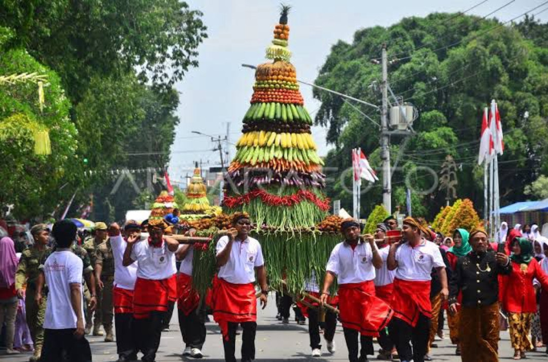 Ratusan Warga Berebut Gunungan dalam Tradisi Boyong Grobog di Alun-Alun Grobogan