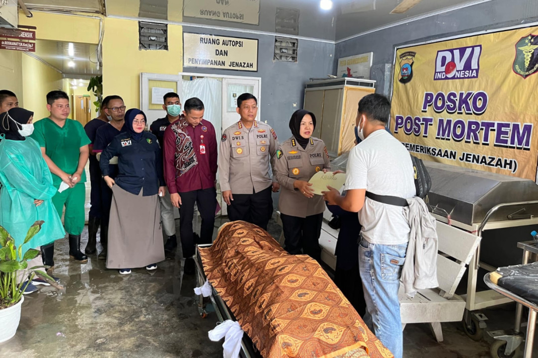 Polda Sumbar Serahkan 11 Jenazah Korban Banjir Bandang kepada Pihak Keluarga