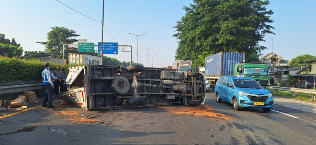 Akibat Pecah Ban, Truk Terguling di Tol JORR Cikunir