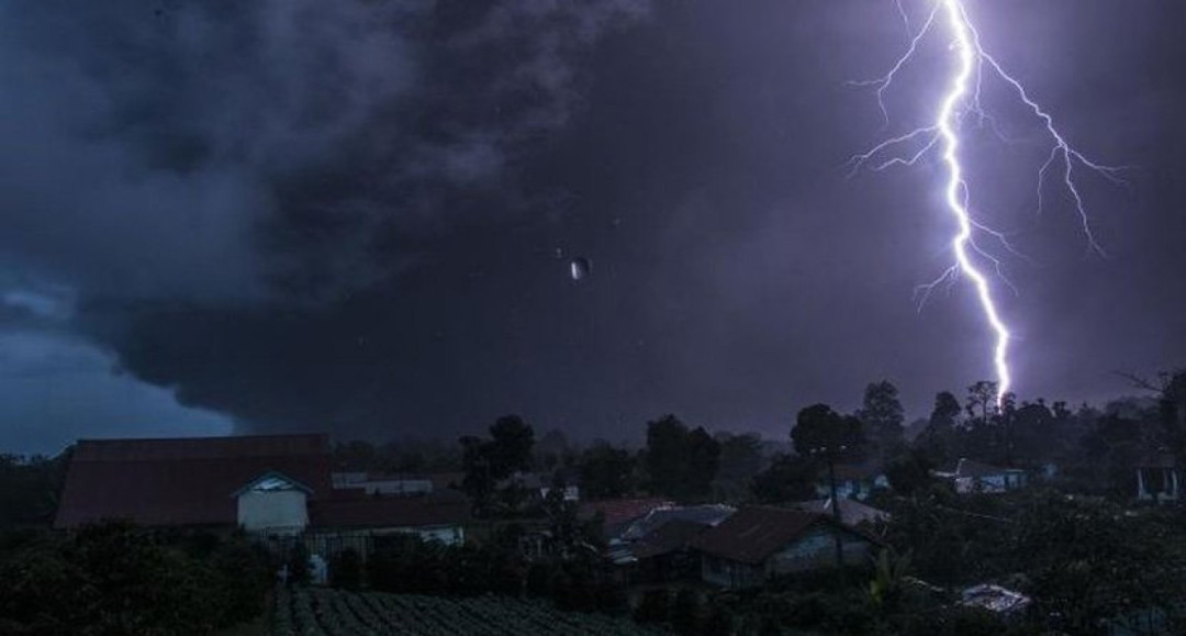 Keliru! Main HP Saat Hujan Petir Bisa Bahaya 