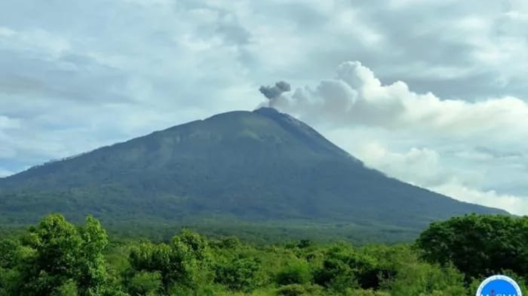 Status Waspada! Gunung Ile Lewotolok Meletus, Kolom Abu Capai Ratusan Meter