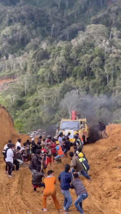 Warga Aceh Tengah Bahu-Membahu Tarik Truk Listrik