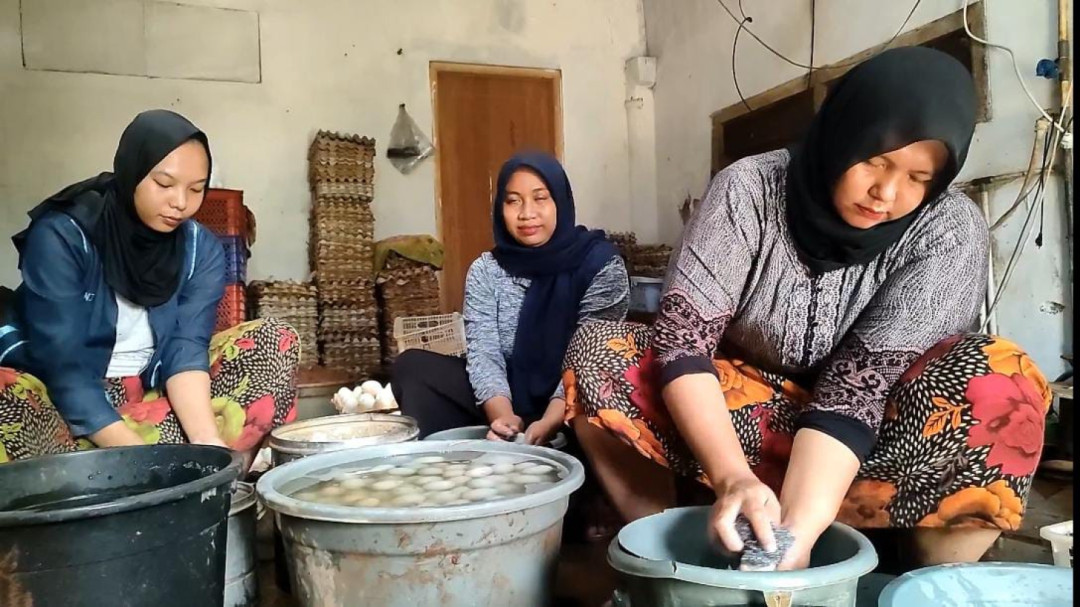 MBG Beri Manfaat Besar bagi UMKM Telur Asin di Probolinggo