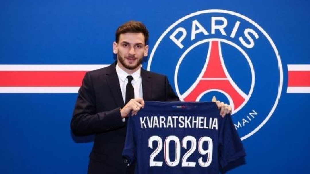 Khvicha Kvaratskhelia: Pahlawan Baru PSG yang Siap Mencetak Sejarah di Paris