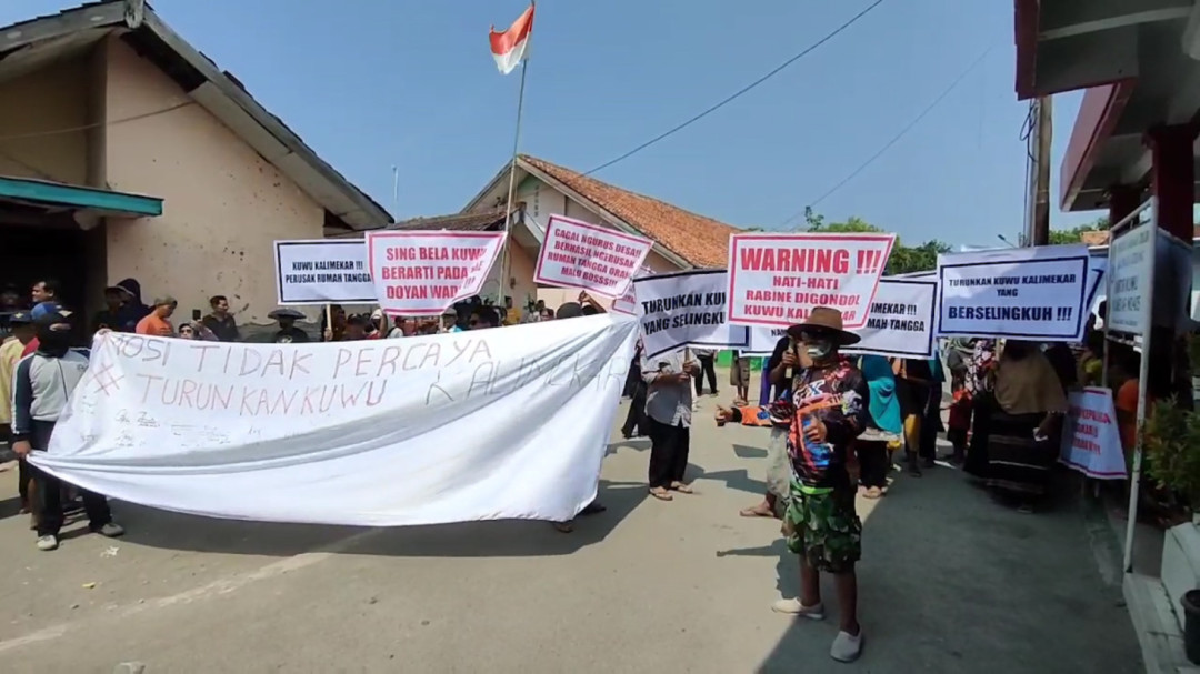 Warga Desa Kalimekar Tuntut Kades Mundur dari Jabatannya