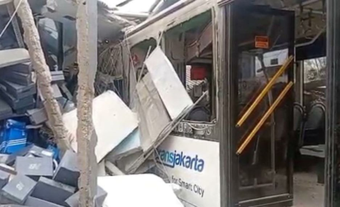 Bus Transjakarta Tabrak Bangunan dan Kendaraan di Cakung, 6 Orang Luka