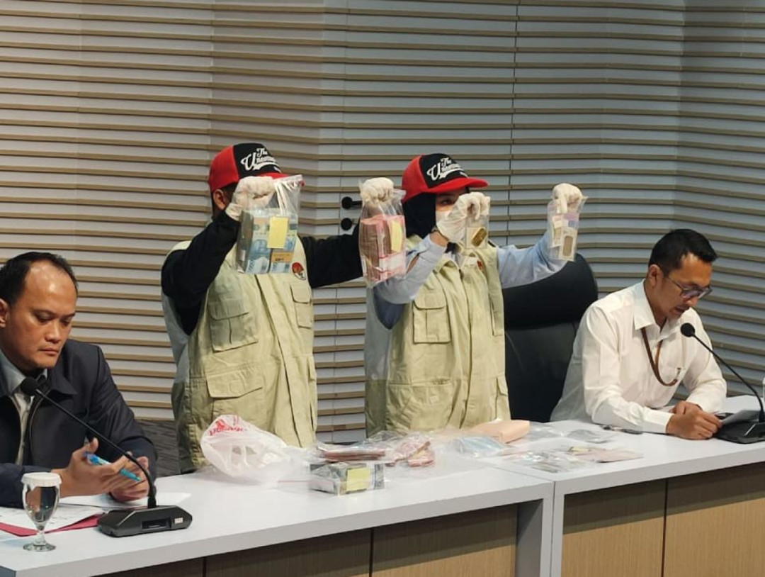 KPK Sita Uang dan Logam Mulia dari Kediaman Bupati Lampung Tengah