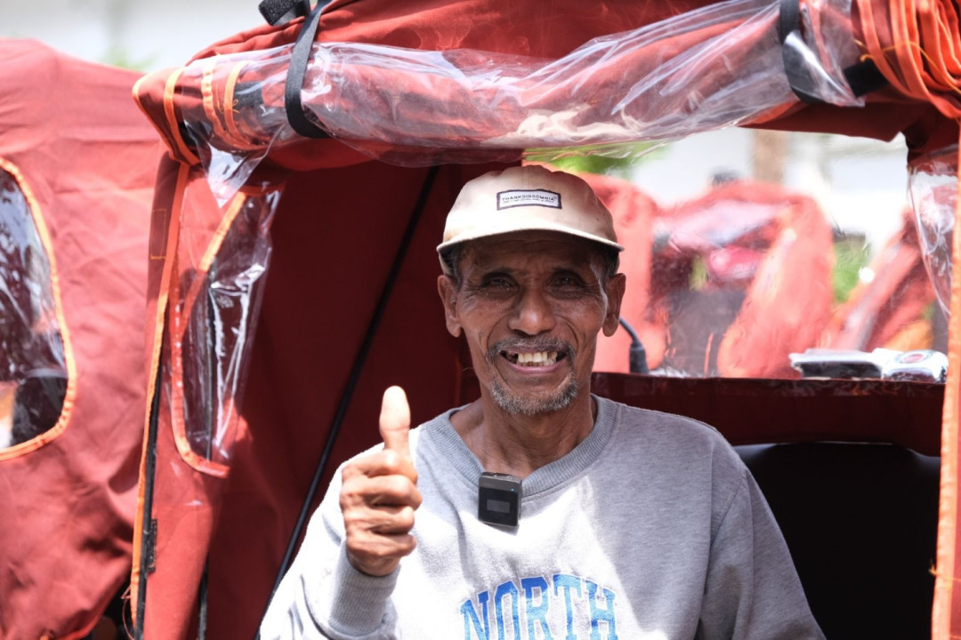 Penarik Becak Lansia di Tuban Terima Becak Listrik dari Presiden Prabowo