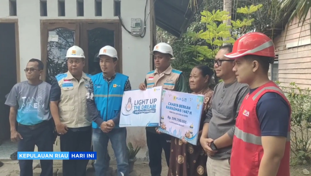 PLN ULP Dabo Singkep Pasang Listrik Gratis untuk Warga Sungai Lumpur