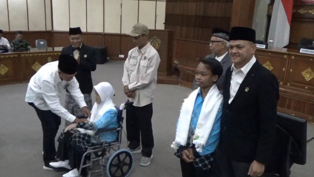 Kisah 83 Tahun dan 17 Tahun Warnai Haji Denpasar